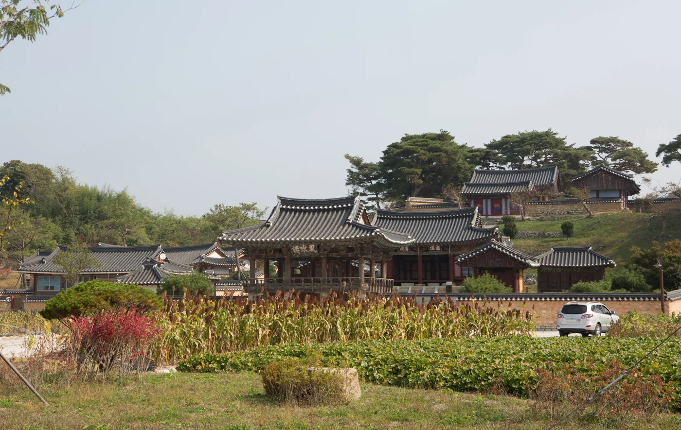 산과 들 앞에 자리한 함양 남계서원의 전통 건축